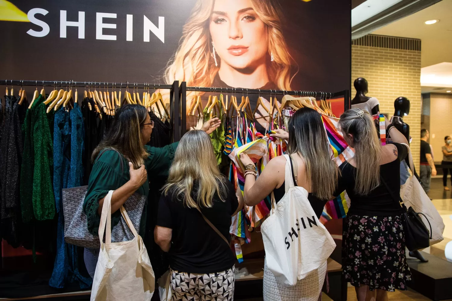 Cover Image for How to Get Free Clothes from SHEIN: The Ultimate Guide Every Fashion Lover Needs