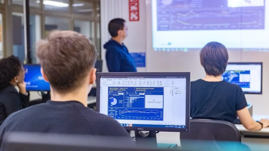 Cover Image for Carrera en Ciencias de la Computación: ¿Te interesa? Principales carreras y empleos en 10 áreas de la informática.